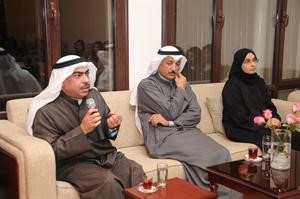 روضان الروضان متحدثا وبجانبه هشام الشايع وعروب الرفاعي