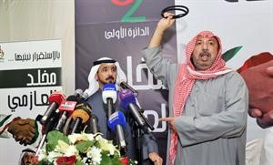 احد الحضور يرفع عقاله لمخلد العازمي
