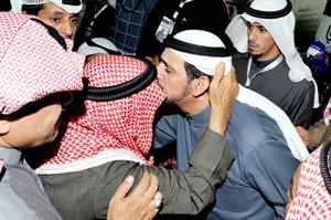 مخلد مقبلا راس احد كبار السن