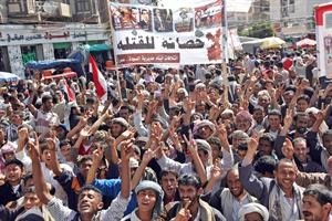 يمنيون يتظاهرون احتجاجا على منح الحصانة لصالح واعوانه 	افپ﻿
