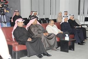 ديوسف الابراهيم وم جنان بوشهري ودمحمد الفيلي وجانب من المتابعين للندوة ﻿