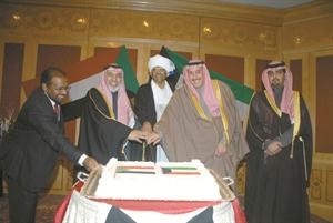 دمحمد البصيري والشيخ فيصل الحمود يشاركان السفير السوداني قطع الكعكة
