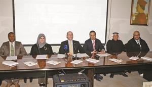 السفير الايطالي فابريزيو نيكوليتي مع المشاركين في المؤتمر الصحافي﻿