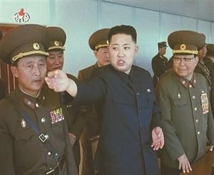 الزعيم الكوري الشمالي الجديد كيم جونغ اون متحدثا الى مجموعة من العسكريين	رويترز﻿