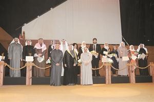 وزير الاعلام الشيخ حمد جابر العلي والامين العام للمجلس م علي اليوحة يتوسطان الفائزين بالجوائز	انور الكندري﻿