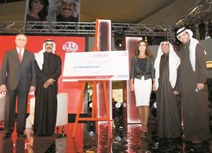 من اليسار لليمين مدير عام مجموعة الخدمات المصرفية الشخصية في بنك الخليج علي شلبي وعبدالله الرويشد ونجوى كرم ومدير عام شؤون مجلس الادارة فوزي الثنيان والمذيع التلفزيوني بركات الوقيان خلال توقيع شيك مليونير الدانة