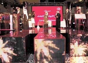 المذيع التلفزيوني بركات الوقيان يتوسط كلا من عبدالله الرويشد ونجوى كرم خلال الاعلان عن اسم مليونير الدانة
