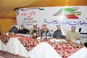 مرشحو الدائرة الثانية دمحمد العبدالجادر ود حمد المطر ومرزوق الغانم وعادل عبدالهادي ورياض العدساني خلال تجمع شباب الصليبخات