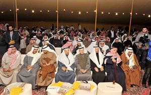 سليمان الشاهين ودرشيد العميري يتوسطان الحضور خلال افتتاح مقر اسامة الشاهين