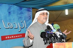 احمد لاري متحدثا للحضور كرم ذياب