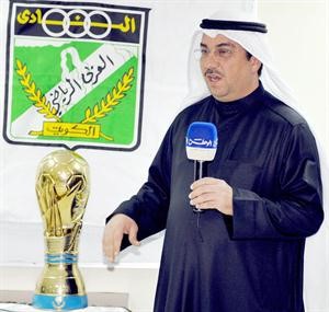 جمال الكاظمي يتحدث للاعبين اثناء التكريم