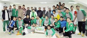 لاعبو العربي مع اعضاء مجلس الادارة