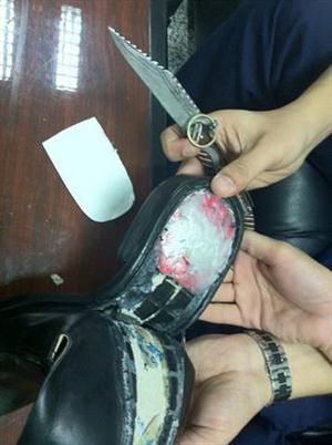 الحبوب وقد اخفيت بطريقة مبتكرة داخل الحذاء﻿
