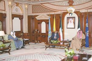 سمو نائب الامير وولي العهد الشيخ نواف الاحمد مستقبلا رئيس الوزراء اليمني بحضور سمو الشيخ جابر المبارك
