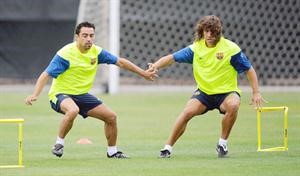 تشافي وبويول خلال تدريبات برشلونة استعدادا لاوساسونا