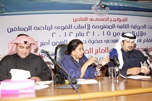 الشيخة شيخة العبدالله تتحدث في المؤتمر الصحافي بحضور شافي الهاجري ومهدي العازمي
