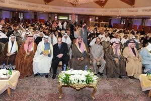 الشيخ صباح الخالد متوسطا دمحمد البصيري والشيخ حمد العلي وسامي النصف خلال افتتاح المركز الاعلامي سعود سالم