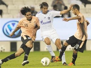 مهاجم شالكه راوول محاصرا بين مدافعي السد طلال البلوشي ومحمد عبدالرب رويترز