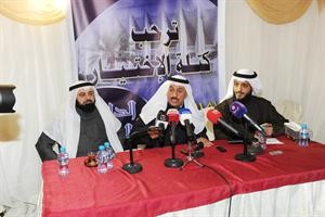 مرشح الدائرة الثالثة بدر الجيعان متحدثا خلال ندوة كتلة الاختيار وبجواره د وليد الطبطبائي محمد ماهر