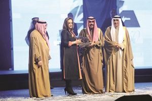 لمياء بدر علي الداود تتسلم الجائزة نيابة عن والدها المرحوم بدر علي الداود خلال تكريم رؤساء الشركة السابقين
