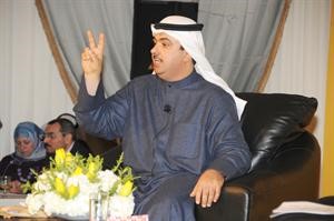 مرشح الدائرة الثانية علي الراشد وبحركة عفوية يؤشر بعلامة النصرهاني الشمري