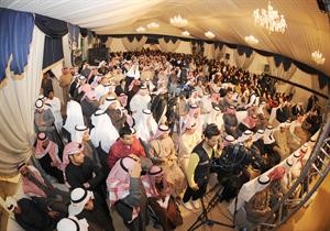 جمع حاشد من الناخبين الذين لم تسعهم خيمة الندوة فظل البعض وقوفا وامتلات الساحة الخارجية الى جانب خيمة النساء