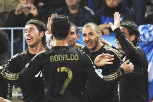فرحة نجوم ريال مدريد مسعود اوزيل وبيبي وراموس ورونالدو بهدف كريم بنزيمة في مرمى ملقة افپ