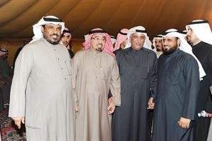المويزري متوسطا بعض الحضور