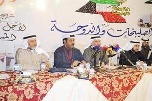 دعيج الشمري ومحمد الصقر وداحمد الذايدي يتوسطهم عريف الندوة﻿