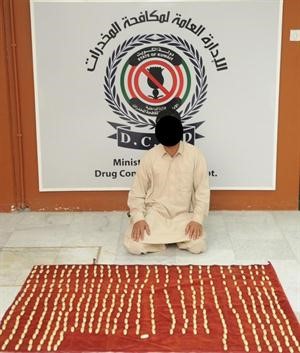 الاسيوي وامامه الهيروين المضبوط