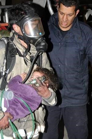 رجل اطفاء يحتضن طفلا تم انقاذه من الحريق