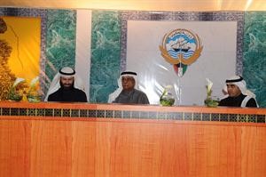 مشاري العصيمي ودفيصل المسلم في مقر مرشح الدائرة الثانية عبدالله الاحمد الذي صمم ديكوره علىشكل قاعة عبدالله السالم﻿