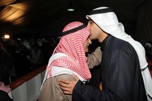 عبدالله الاحمد مقبلا راس والده﻿