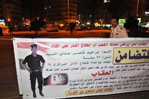 صورة دعائية للعسكري ابراهيم المنشق عن الداخلية في ميدان التحرير