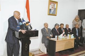 محمد سالم باسندوه خلال المؤتمر الصحافي	 قاسم باشا﻿
