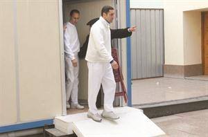  والابن علاء في يده الكرسي الاحمر خارجا منها
