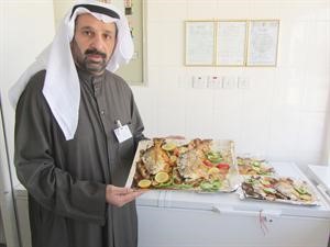 احد مفتشي البلدية يعرض اسماكا فاسدة كانت معدة للبيع

