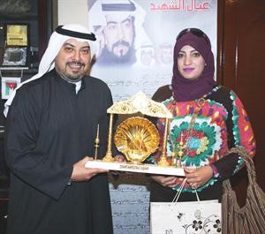 الشيخ دطلال الفهد يتسلم درعا تذكارية من دمنار صلاح﻿