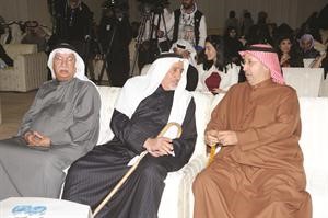 سامي النصف متحدثا لاحد الحضور في مقر د رولا دشتي