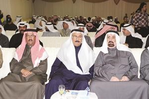 عباس الخضاري متوسطا الحضور