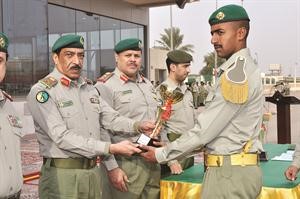 اللواء ناصر الدعي مكرما احد الخريجين﻿