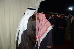 ويقبل راس احد الحاضرين
