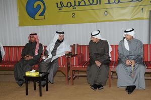 د جمعان الحربش متوسطا الحضور في مقر مشاري العصيمي 