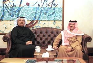 الشيخ مبارك الدعيج خلال لقائه مؤنس المردي﻿