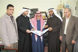 وفد المهرجان يطلع الفارسي على المصحف﻿