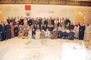 عبدالعزيز البزيع متوسطا المكرمين في الحفل﻿