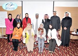 دعبدالله النوفل مع عدد من المتدربين المشاركين في الدورة﻿