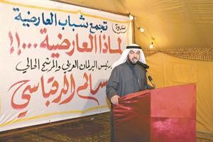النائب السابق ومرشح الدائرة الرابعة علي الدقباسي متحدثا خلال الندوة محمد السلطان
