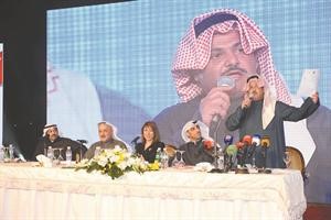 محمد الجويهل متحدثا للحاضرين وبجواره رياض الصانع ويوسف ارتي ونبيل الفضل