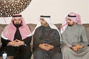 د محمد الدلال ود وليد الطبطبائي خلال ندوة في ديوان الكندري حسين القريني